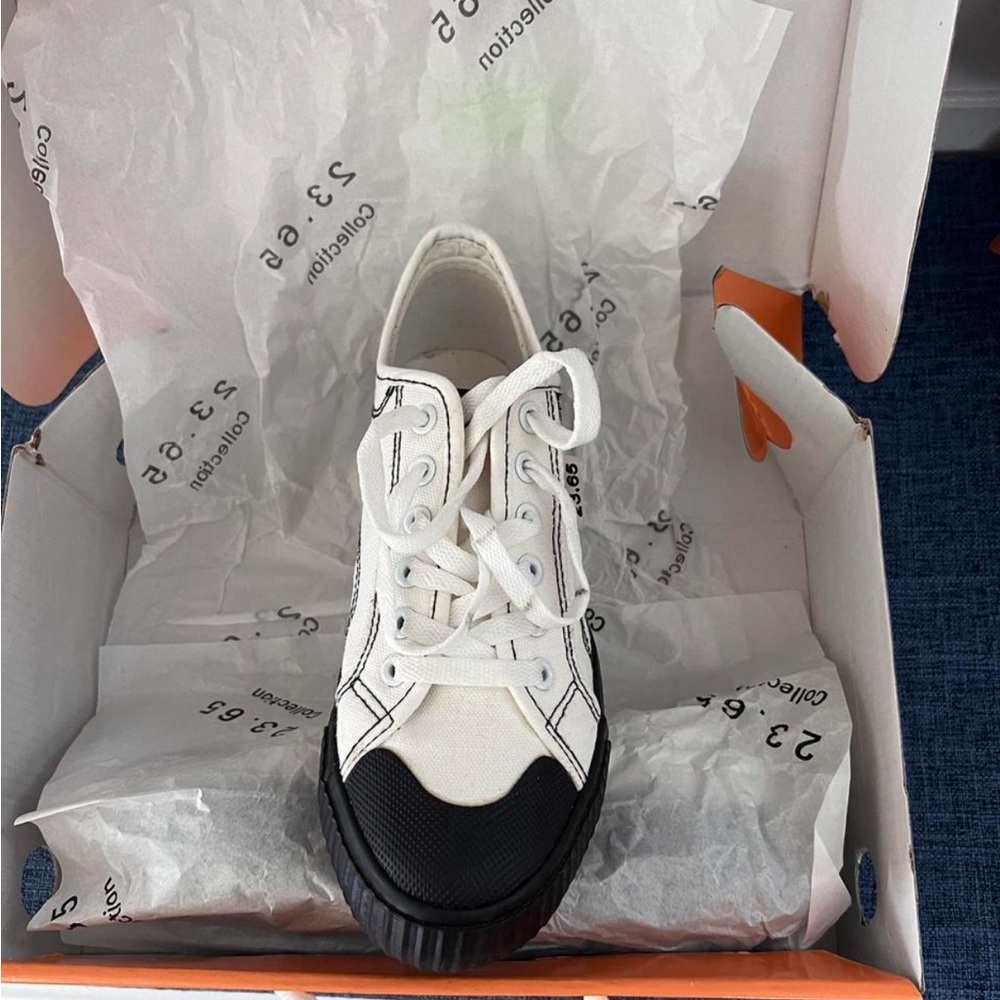 South Korean White and Black Men's Sneakers